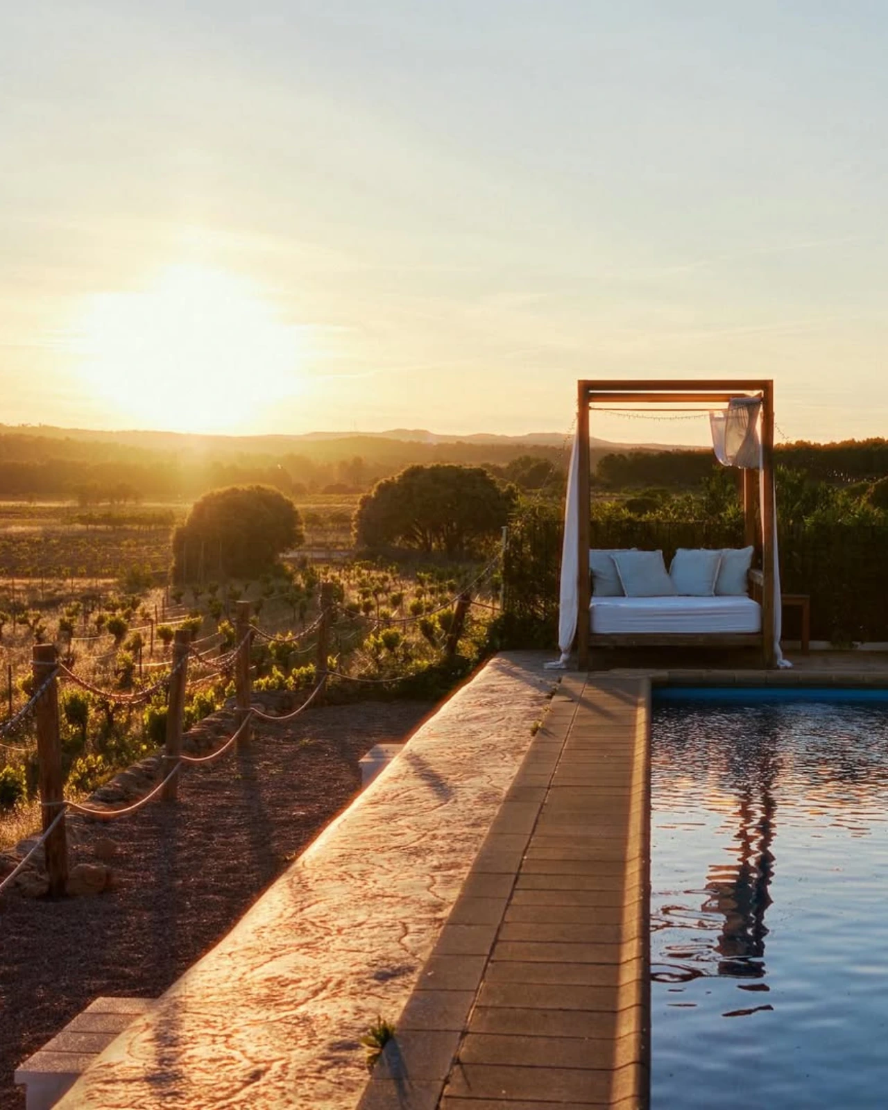 Atardecer sobre la piscina de Vilasira Rooms & Wines, sede del retiro Breathe, Barre & Wine