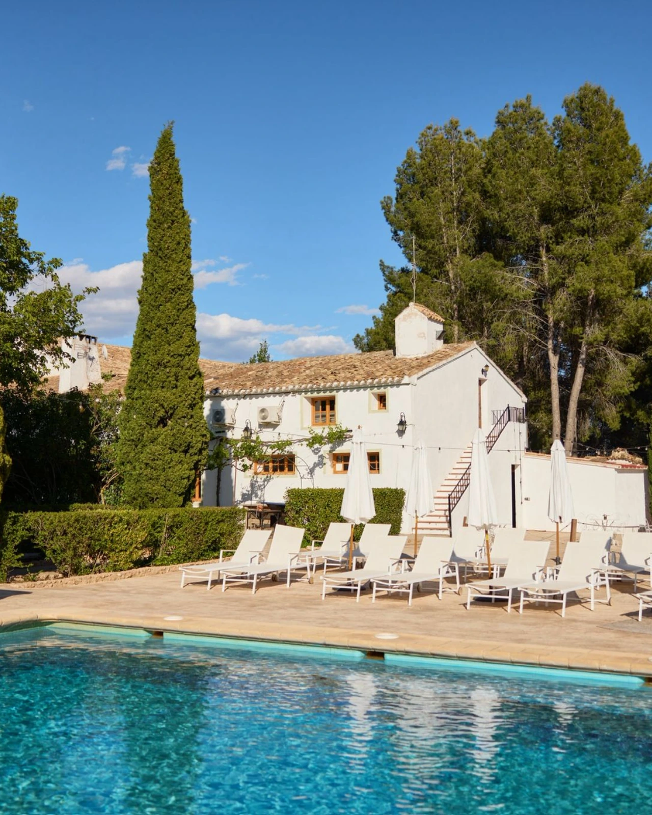 La masía de Vilasira con su piscina, entre viñedos en Requena