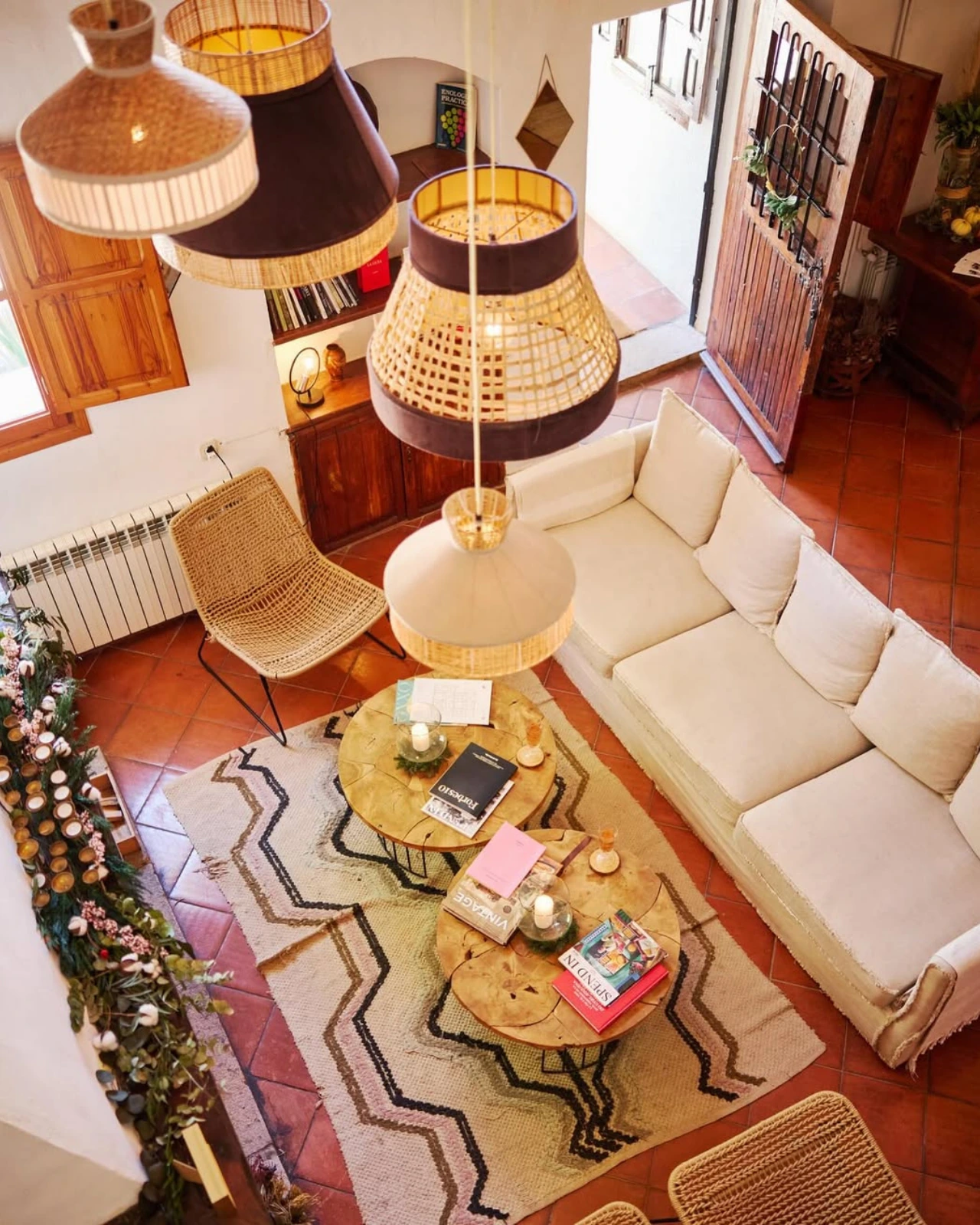 Salón común de Vilasira con lámparas de ratán