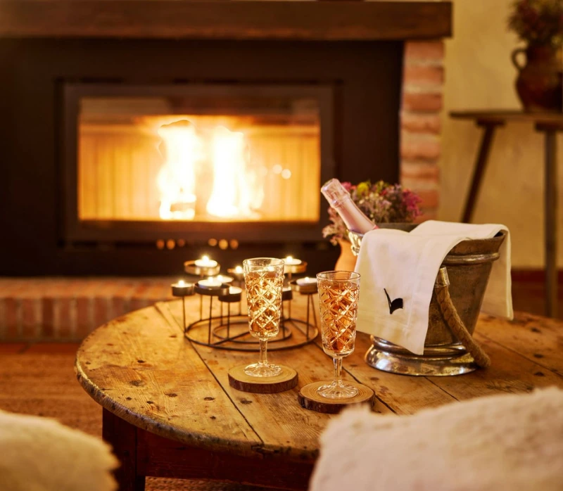 Chimenea encendida con el cava enfriando